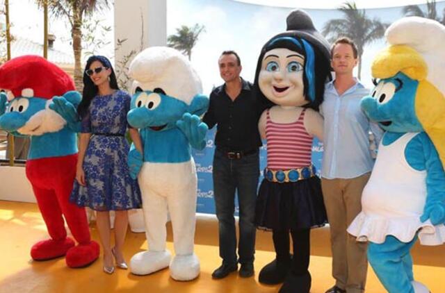 Katy Perry prieš filmo „Smurfai 2“ premjerą papildė garderobą mėlynomis suknelėmis