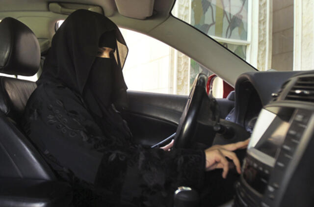 Saudo Arabija perspėja, kad baus vairuojančias moteris