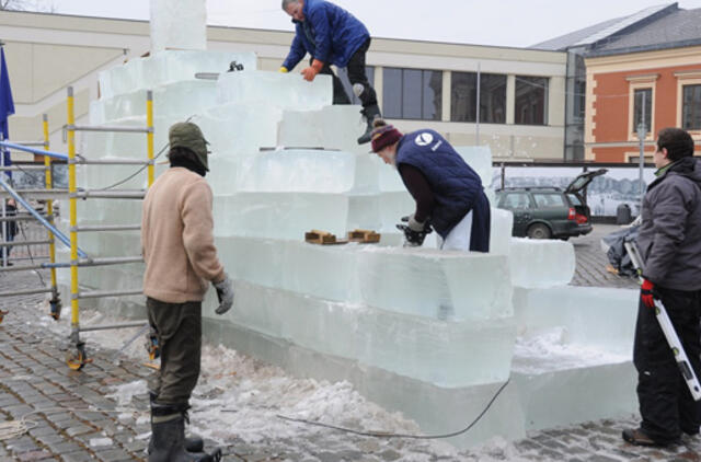 Teatro aikštėje kyla rekordinė ledo skulptūra