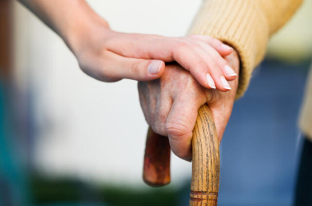 Alzheimerio ligos požymiai dažnai palaikomi senėjimo pasekme