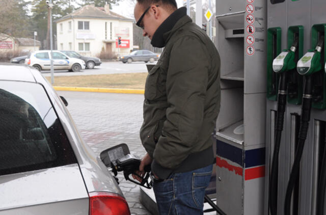 Naftos kaina krito: kiek tai paveiks degalų kainas