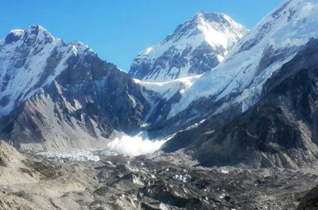 Nepalo valdžia ketina uždrausti neįgaliesiems kopti į Everestą