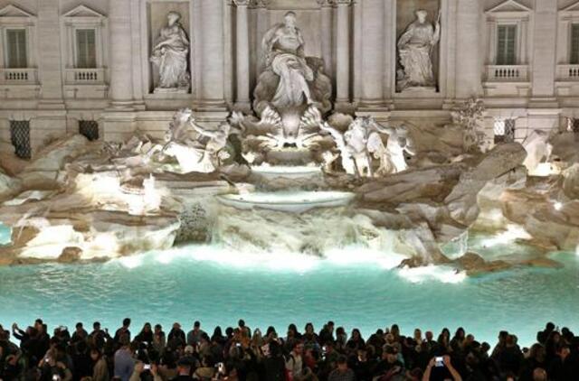 Garsusis Romos Trevi fontanas vėl džiugina lankytojus