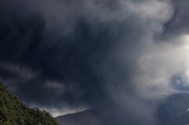 Virš Kosta Rikos pakilo vulkaninių pelenų debesis