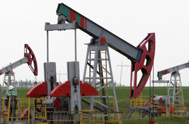 Naftos kainos vėl nusirito žemiau 50 JAV dolerių už barelį ribos