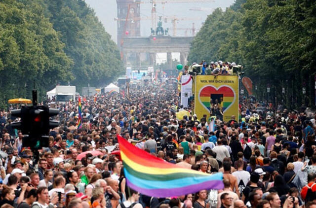 Į milžinišką gėjų paradą Berlyne susirinko prieš Vladimirą Putiną ir Donaldą Trumpą nusiteikę žmonės