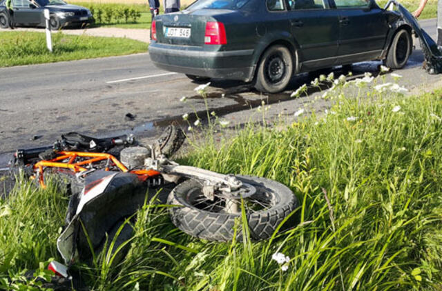 „VW Passat" vairuotojas pabėgo laukais, palikęs automobilį ir negyvą motociklininką