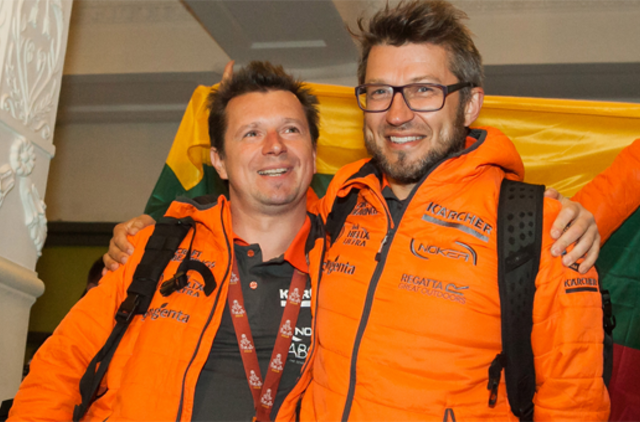 Į Lietuvą grįžo pirmasis šių Dakaro ralio lenktynininkas Antanas Juknevičius ir šturmanas Darius Vaičiulis