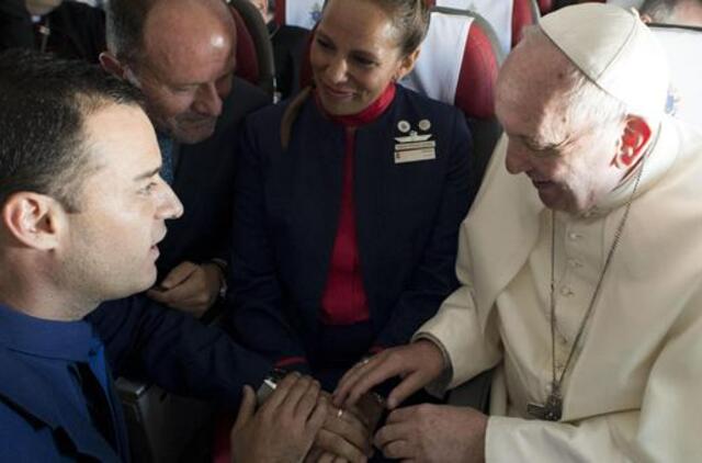 Popiežius lėktuve sutuokė skrydžių palydovus
