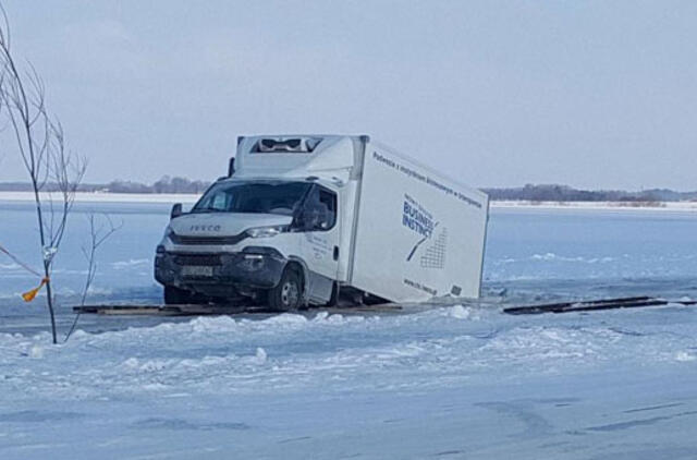 Rusnėje į ledą įlūžo sunkvežimis pilnas žuvies