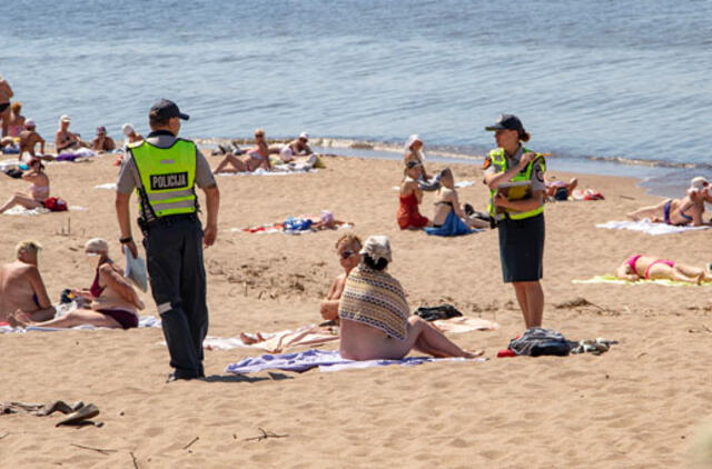 Policininkai paplūdimyje baudė nuogales
