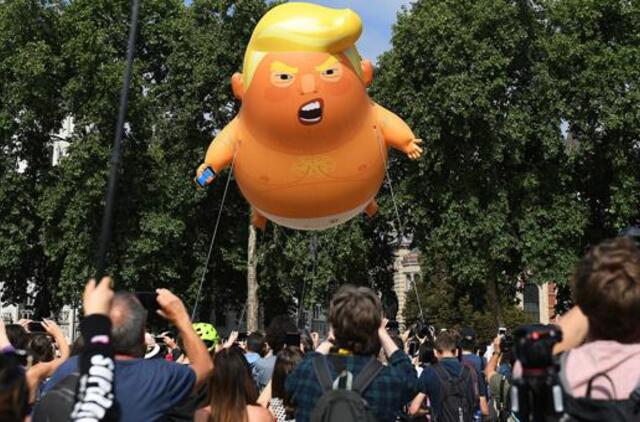 Londone prieš Donaldo Trumpo vizitą protestuoja dešimtys tūkstančių žmonių