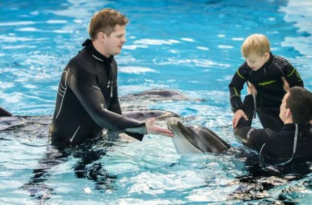 Pasimatymas su delfinais: naudą jaučia ir po metų