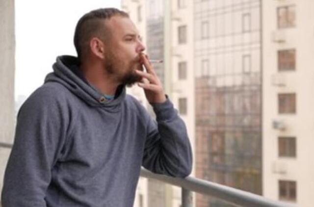 Rusijoje uždrausta rūkyti daugiabučių balkonuose