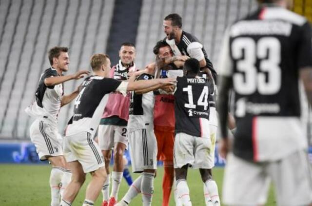 Devintą kartą iš eilės Italijos čempionais tapę „Juventus“ futbolininkai trenerį apipurškė putomis
