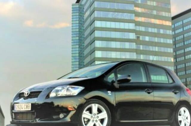 „Toyota“ skelbia, kad daugiausia į atšaukimus reaguoja naujų automobilių savininkai