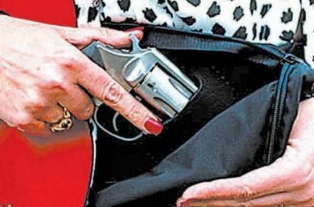 Keista istorija: gatvėje rasta gulinti girtutėlė moteris su nelegaliu revolveriu