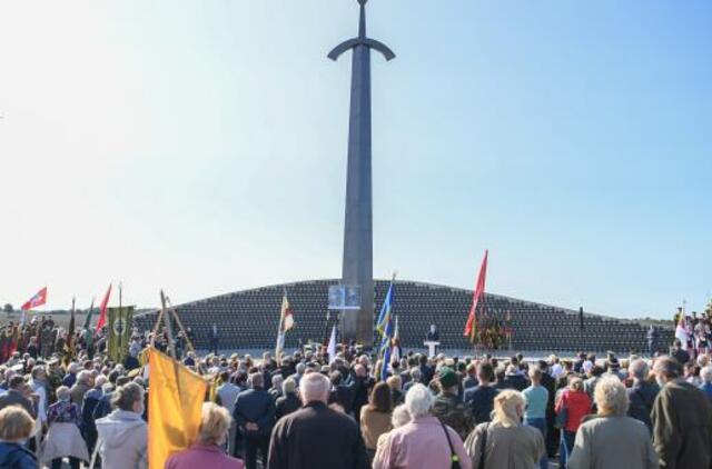 Kryžkalnyje atidengtas monumentas Lietuvos partizanams - kovotojams už šalies nepriklausomybę