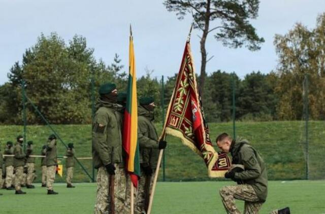 Stadione Klaipėdoje Dragūnų bataliono kariams linkėta laikytis priesaikos Lietuvai vertybių