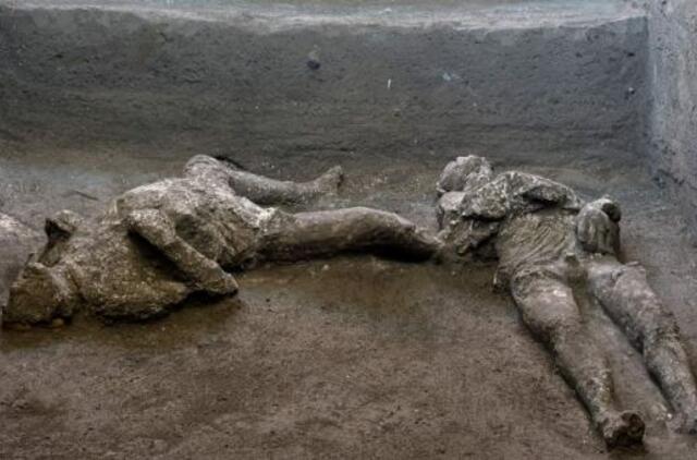 Ugnikalnio išsiveržimo palaidotuose Pompėjoje rasti vyro ir jo vergo palaikai