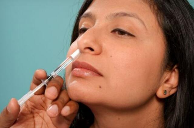 JAV mokslininkai kuria nuo COVID-19 turintį apsaugoti nosies purškalą