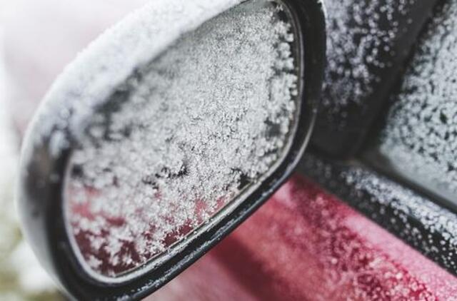 Šiltas vanduo, kumščiai ir tirpikliai – ekspertai pataria, kokios priemonės padės užšalus automobilio durelėms ir langams