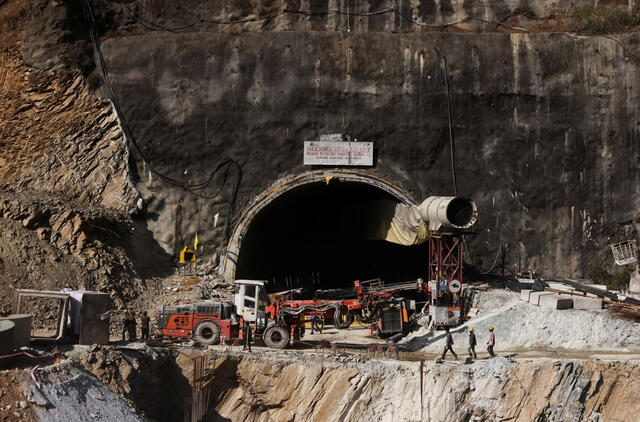 Indijoje išgelbėti visi darbininkai, 17 dienų buvę įstrigę sugriuvusiame tunelyje
