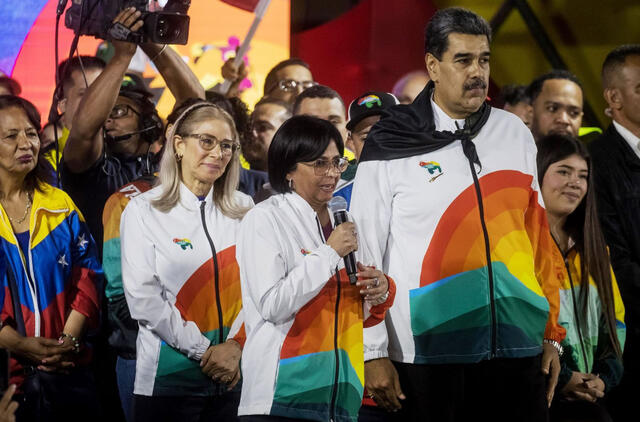 Venesueloje surengtas referendumas dėl kaimyninės Gajanos teritorijos dalies užėmimo. N. Maduro su žmona, vilkintys Gajanos vėliavos spalvų drabužiais
